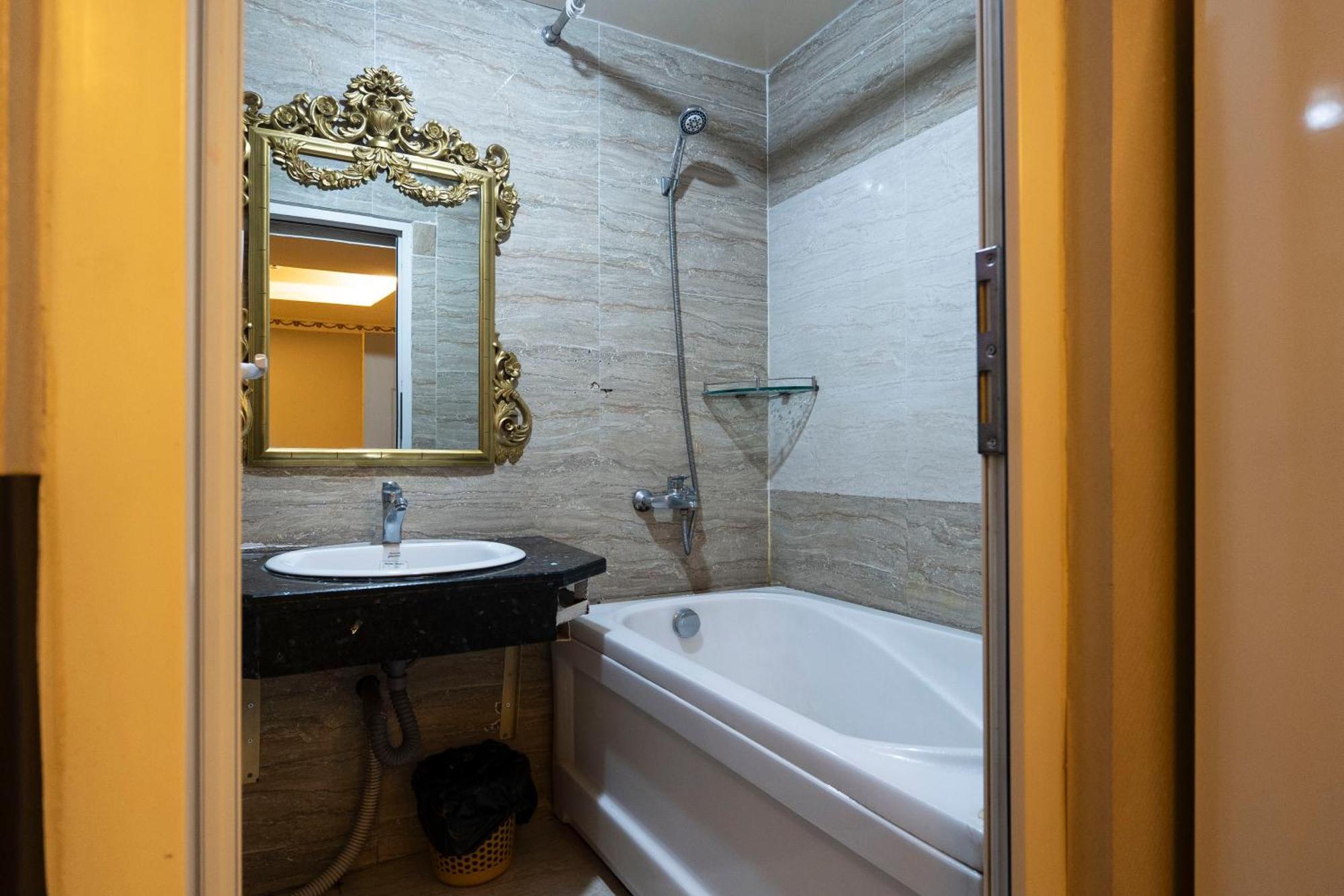 Crowne Bui Vien Hotel ホーチミン市 エクステリア 写真